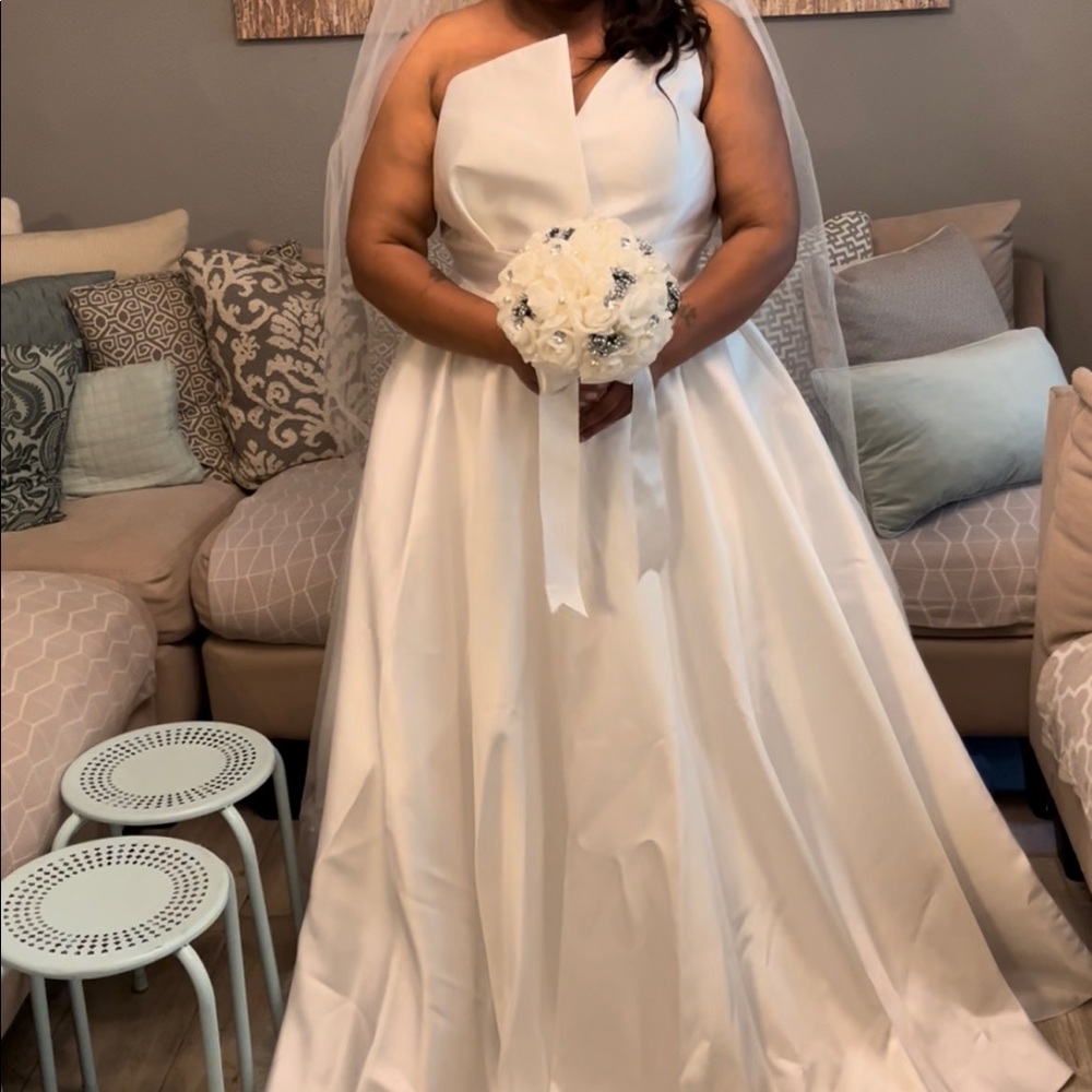 White Jovani Wedding Dress Size (18)